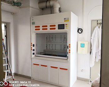 广东xx药品技术学校学生用上了蝶莱玻璃净气型通风柜